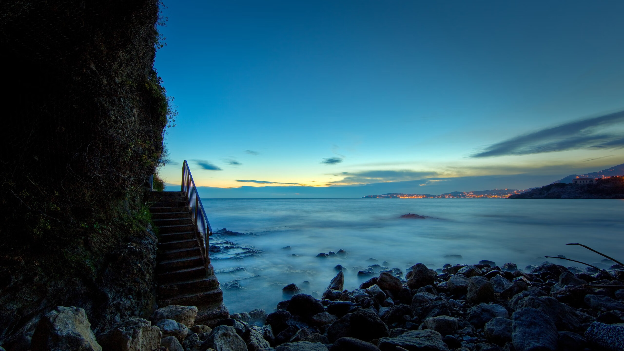 开云体育俱乐部官网-国王球员在沙漠训练营苦练防守，主帅力挺其转型，沙漠里的国王